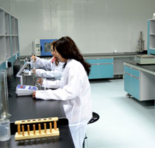 專(zhuān)業(yè)技術(shù)工程師團(tuán)隊(duì) 實(shí)驗(yàn)把控氯化石蠟品質(zhì)